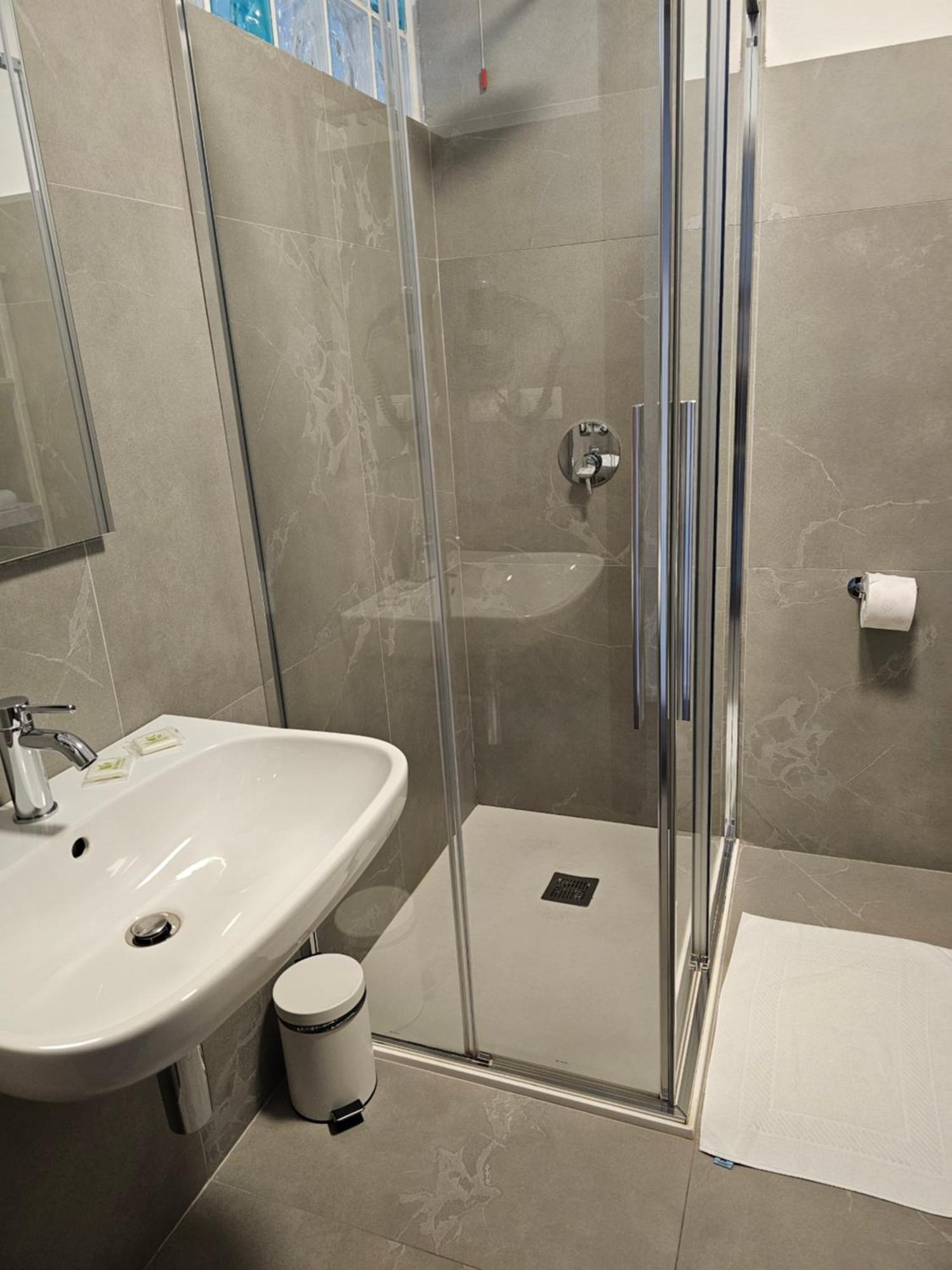 Tweepersoonskamer met Gedeelde Badkamer
