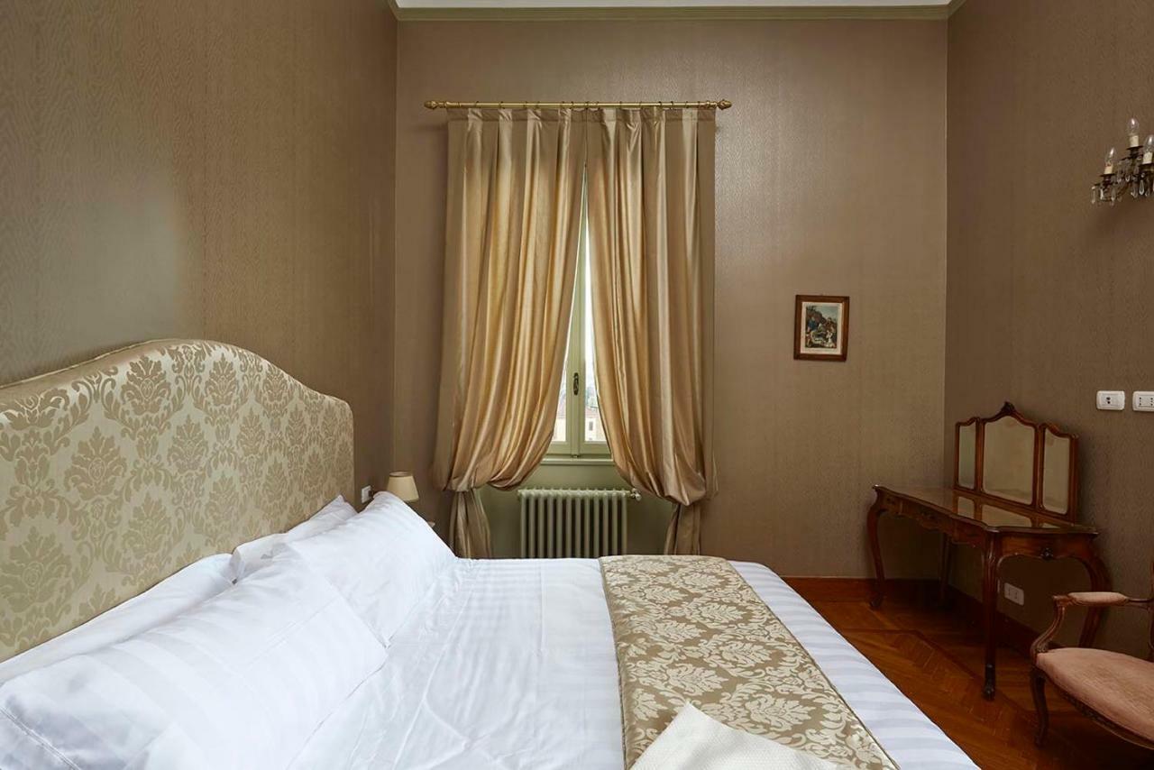 Suite mit Kingsize-Bett und Poolblick
